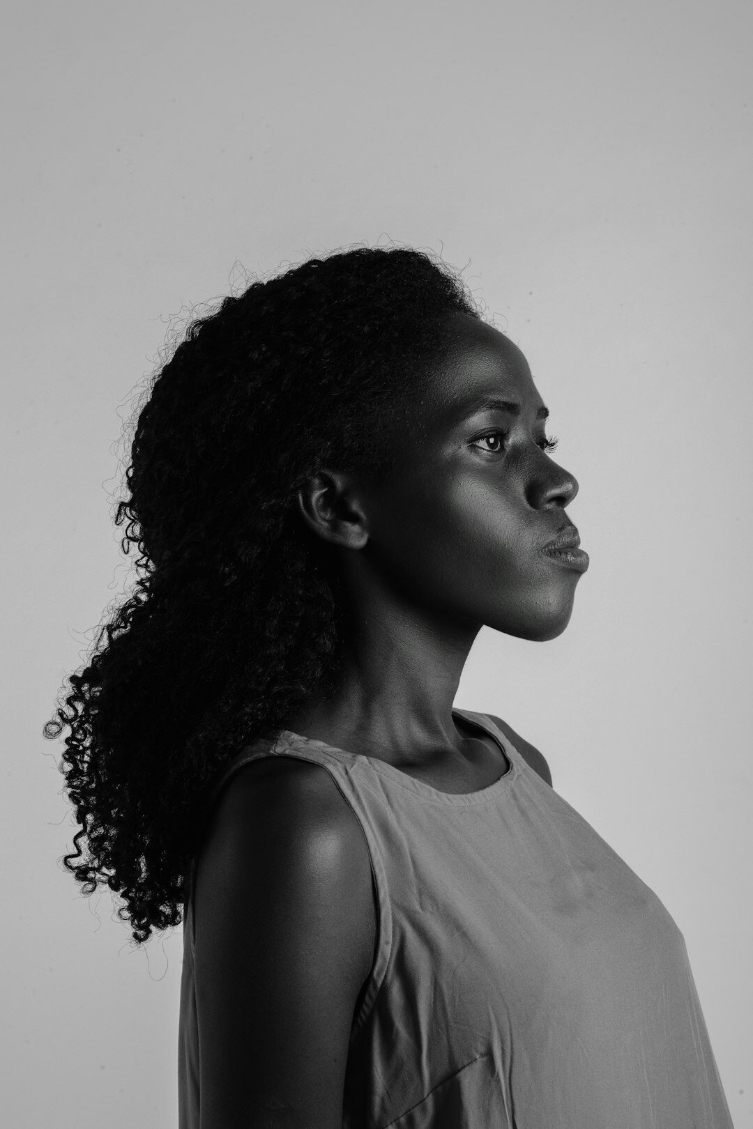 Brazilian woman gesturing confidently while speaking in a bright studio
